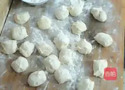 Illustration of how to make onion and mutton buns 9