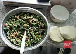 Illustration of how to make leek, egg and ham dumplings 7