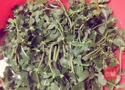 Illustration of how to make purslane pancakes 1