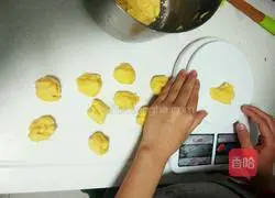 Illustration of how to make shortbread with custard and strawberry jam 4