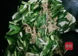 Illustration of how to make fried mung bean cakes with green garlic and shredded pork 8