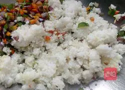 Illustration of how to make colorful vegetable fried rice 6