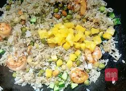 Illustration of how to make shrimp and pineapple fried rice 9