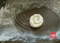 Illustration of how to make scallion pancakes with oil residue 9