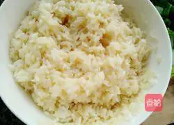 Illustration of how to make cucumber, green vegetable and egg fried rice 6