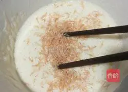 Illustration of how to make shrimp and celery pancakes 1