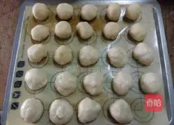 Illustration of how to make dregs of sesame cakes 4