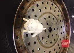 Illustration of how to make puppy steamed buns 14