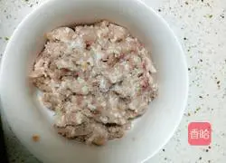 Illustration of how to make water chestnut stuffed dumplings 2