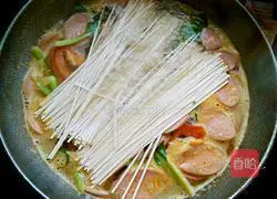 Illustration of how to make ham noodles 6