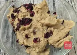 Illustration of how to make lotus seed mud rose cake 9