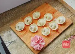 Illustration of how to make celery and shrimp dumplings 20