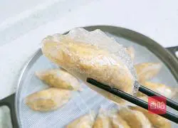Illustration of how to make crystal steamed dumplings 6