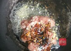 Illustration of how to make fried rice with beans and minced meat 3