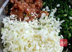 Illustration of how to make cabbage and pork dumplings 4