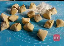 Illustration of how to make pumpkin buns 11