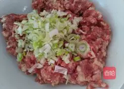 Illustration of how to make Lianghe noodles and donkey meat stuffed buns 8