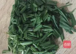 Illustration of how to make leek, egg and shrimp dumpling stuffing 6