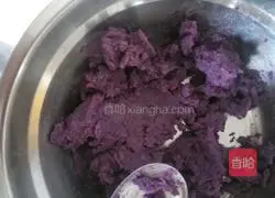 Illustration of how to make steamed buns with purple potato and bean paste filling 5