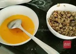 Illustration of making rice rolls with egg and minced meat in electric baking pan 2