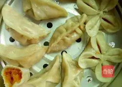 Illustration of how to make carotene stuffed dumplings 4