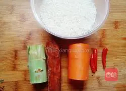 Illustration of how to make braised sausage and rice 1