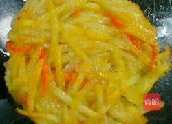 Illustration of how to make carrot and potato pancakes 5