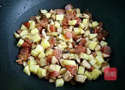 Illustration of how to make braised rice with mushrooms, sausages and potatoes 5