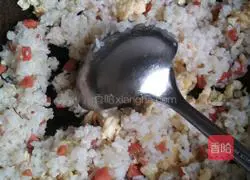Illustration of how to make egg fried rice 12