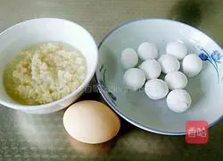 Illustration of how to make rice dumplings with glutinous rice and eggs 1