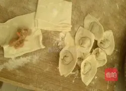 Illustration of how to make shrimp wontons (shrimp, pork, corn kernels, carrots) 7