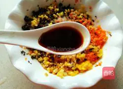 Illustration of how to make carrot and fungus lean meat dumplings 8