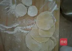 Illustration of how to make fried steamed buns with pumpkin dough and green bean filling 5