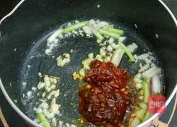 Illustration of how to make noodles with onion sauce 3