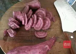 Illustration of how to make egg cake and purple potato stuffed rice with meat filling 5