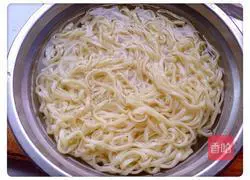 Illustration of how to make fried noodles with cabbage and shredded pork 5