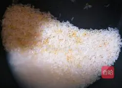 Illustration of how to make rice cooker with pork ribs stuffed rice 5