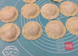 Illustration of how to make banana pie with dumpling skin 6