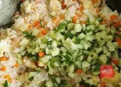 Illustration of how to make bacon and egg fried rice 8