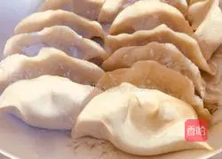 Illustration of how to make celery and carrot meat dumplings 15