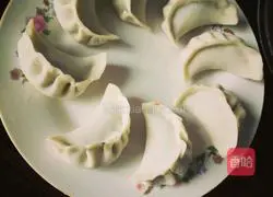 Illustration of how to make leek and pork dumplings 4