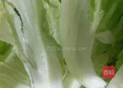 Illustration of how to make egg pancake rolls with lettuce 1