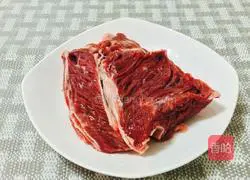 Illustration of how to make satay beef patties 1