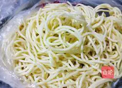 Illustration of how to make colorful fried noodles 1