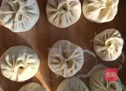 Illustration of how to make steamed buns stuffed with chives 3