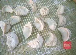 Illustration of how to make eggplant stuffed dumplings 8
