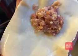 Illustration of how to make fresh meat and water chestnut dumplings 7