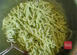 Illustration of how to make spicy fried noodles 6