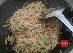 Illustration of how to make fried noodles with cabbage and shredded pork 8