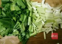 Illustration of how to make fried mung bean cakes with shredded green garlic and pork 4